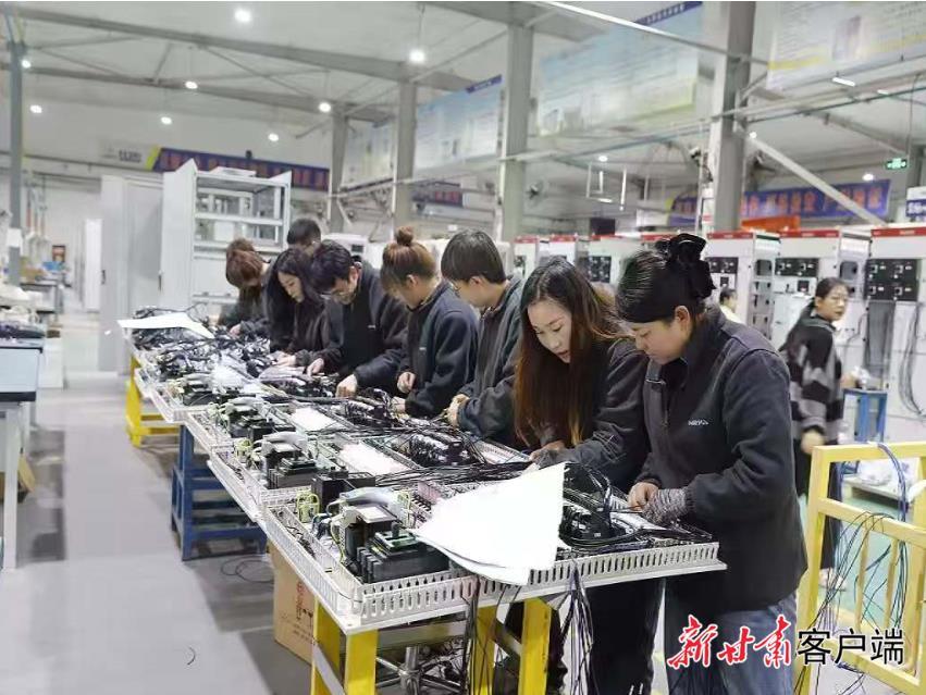 天水电传所工作人员正在进行专业化作业。.jpg